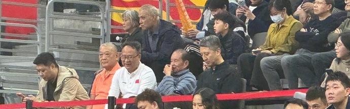 足球投注活动-男篮主帅郭士强现场观战广东对阵上海|中国男篮|上海男篮|CBA常规赛|广东男篮|CBA_新浪体育_新浪新闻