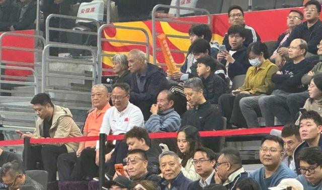足球投注活动-男篮主帅郭士强现场观战广东对阵上海|中国男篮|上海男篮|CBA常规赛|广东男篮|CBA_新浪体育_新浪新闻